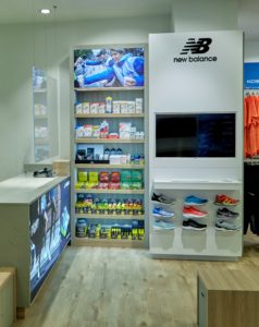 Ein New Balance Store mit vielen ausgestellten Produkten.