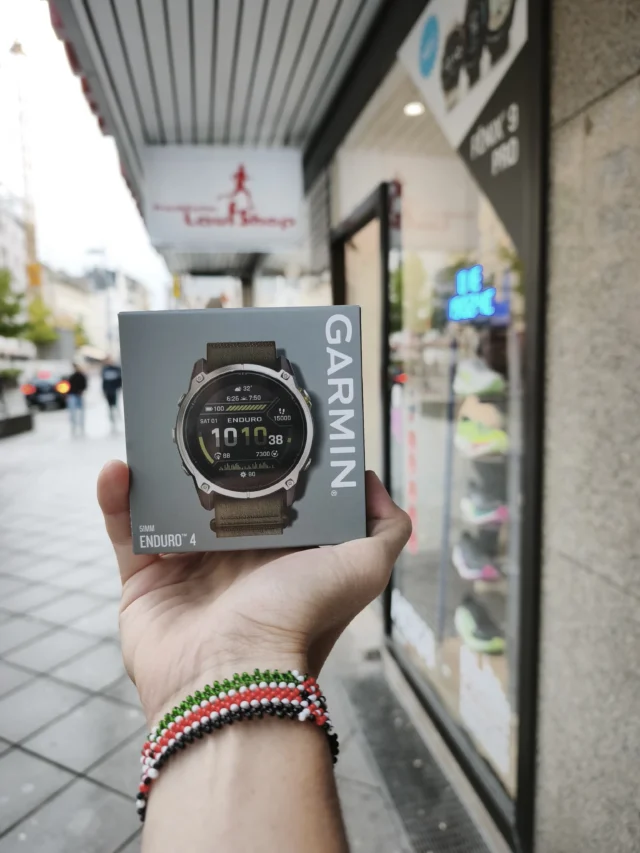 🚨 NEW ARRIVAL – GARMIN ENDURO 4 ⌚🔥
 
Bereit für dein nächstes Abenteuer? 🏔️🏃‍♂️
 
Die neue Garmin Enduro 4 ist da! Entwickelt für alle, die beim Training und bei ihren Outdoor-Abenteuern keine Kompromisse machen wollen. 💪
 
⚡ Extrem lange Akkulaufzeit mit Solarunterstützung
🗺️ TopoActive-Karten & präzise Navigation
🏃 Umfangreiche Sport- und Trainingsfunktionen
🔦 Integrierte LED-Taschenlampe
💪 Robustes Design für anspruchsvolle Abenteuer
 
💰 Preis: 899,99 € UVP
 
🔥 GO BEYOND YOUR LIMITS!
 
#Garmin #GarminEnduro4 #NewArrival #Trailrunning #frankfurterlaufshop