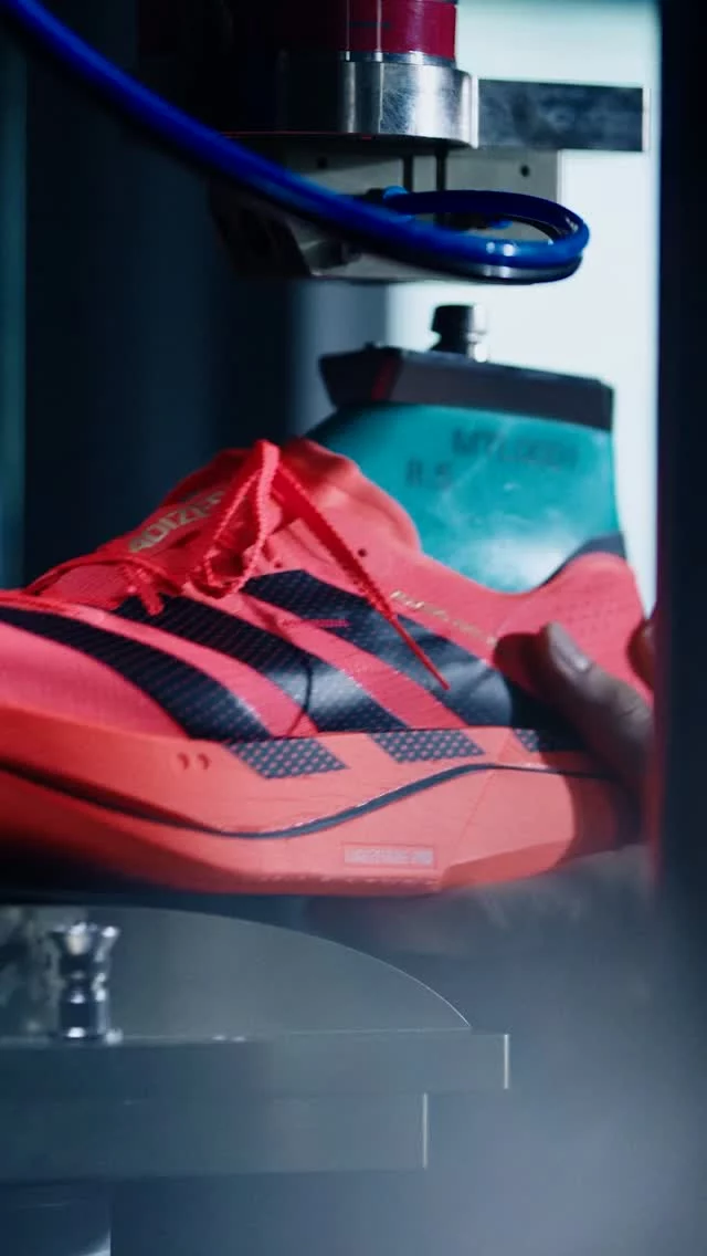 🏁 NEW ARRIVAL!
 
Der adidas adizero adios pro 5 ist ab sofort neu bei uns im Sortiment! 🔥
 
Gemacht für alle, die auf der Jagd nach neuen Bestzeiten sind. 🏃‍♀️💨🏃‍♂️
⚡ LIGHTSTRIKE PRO Dämpfung
⚡ Carbonfaserverstärkter ENERGYRIM
⚡ LIGHTTRAXION Außensohle
⚡ Continental™ Rubber für maximalen Grip
 
Leicht. Reaktionsfreudig. Schnell. 🚀
 
👟 adidas adizero adios pro 5
💰 260 €
 
Jetzt bei uns im Frankfurter Laufshop erhältlich – vorbeikommen, anprobieren und durchstarten! 🏁
 
#FrankfurterLaufshop #AdidasRunning #AdizeroAdiosPro5 #Adizero #RunningFrankfurt