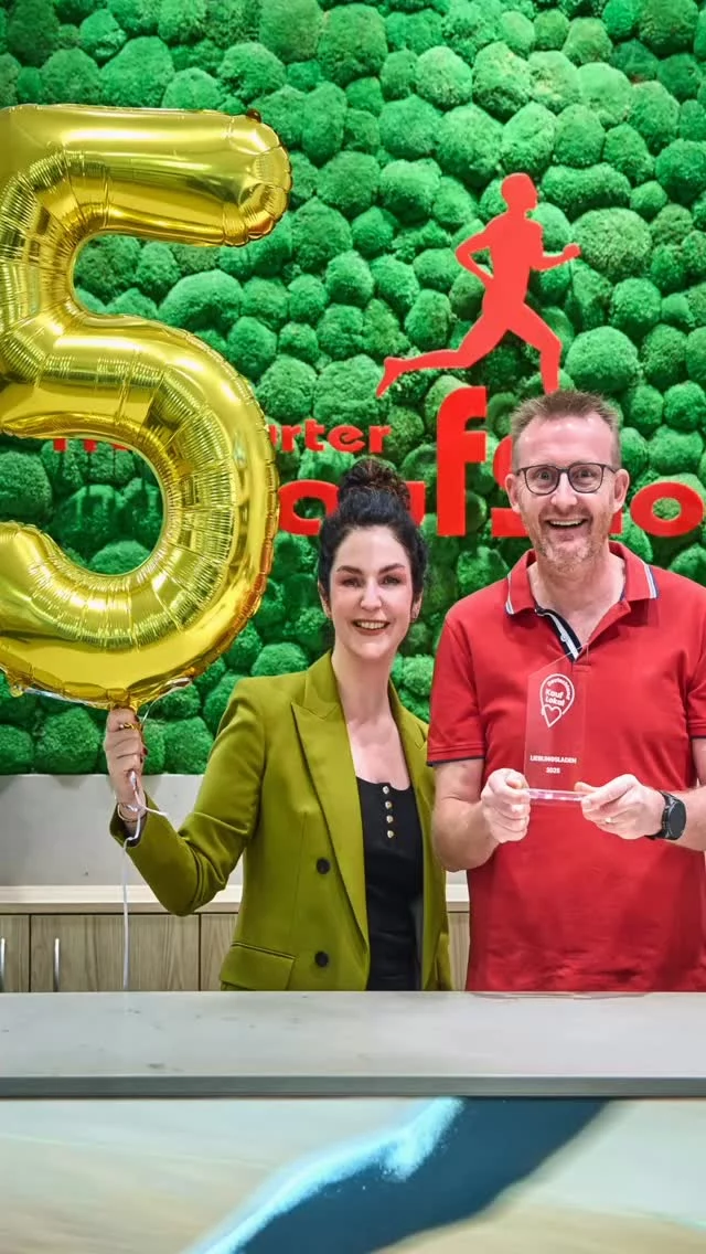 Bäääähhhhmmmm! Da ist das „Ding“!!!! Zum 5. Mal in Folge Lieblingsladen 2025 in Hessen bei der Aktion von @deutschland.kauflokal !!! Vielen vielen Dank an euch, liebe tolle Kunden, dass ihr erneut für uns abgestimmt habt und wir 2025 die meisten Stimmen in Hessen bekommen haben! Das freut uns vor allem für unsere Mitarbeiter, die euch täglich beraten. Wir gratulieren auch allen 15 Lieblingsläden in den anderen 15 Bundesländern recht herzlich, ganz besonders natürlich den vier @anwrgroup / @sport2000de Mitgliedern! Im Video von @isaak_papadopoulos seht ihr die Preisübergabe von Martina Novotny, CDO und Mitglied des Vorstands der ANWR GROUP eG an uns, direkt vor Ort im @frankfurter_laufshop .
 
Euer Jost Wiebelhaus mit dem gesamten Team vom Frankfurter Laufshop
 
#lieblingsladen
#lieblingsladen2025
#anwr
#sport2000
#deutschlandkauflokal
#frankfurterlaufshop
