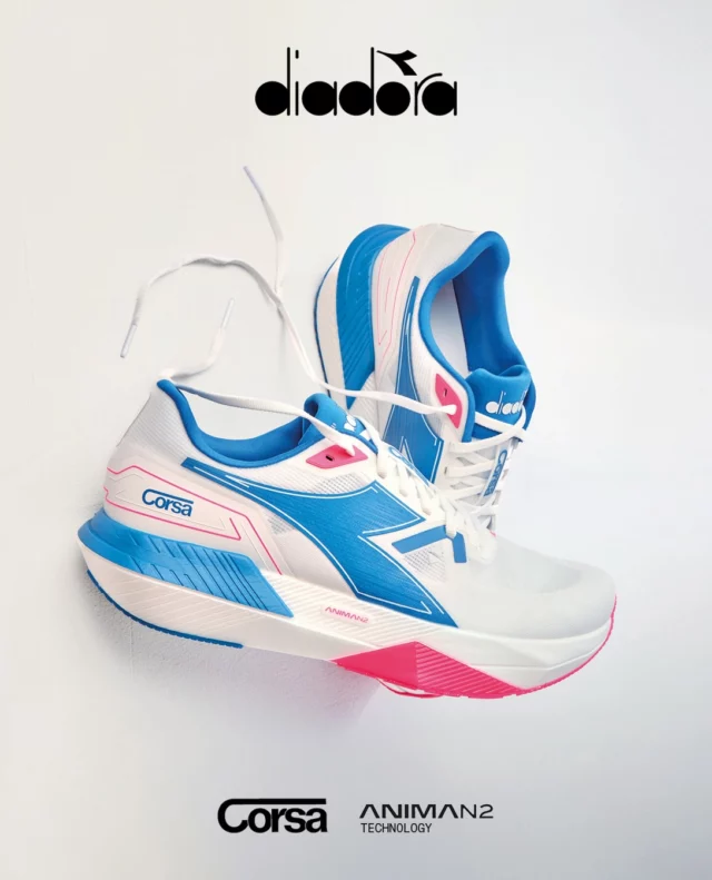 🏃‍♂️ Neu ab HEUTE 15.9 bei uns: der Diadora Corsa! 🇮🇹
 
Inspiriert von Top-Athleten wie Marco Langon und Simeon Birnbaum bringt Diadora mit dem neuen Corsa einen dynamischen und vielseitigen Daily Trainer auf die Straße.

Ob entspannter Regenerationslauf, tägliche Trainingsrunde oder etwas mehr Tempo – der Corsa fühlt sich bei unterschiedlichsten Geschwindigkeiten wohl und ist damit ein echter Allrounder fürs tägliche Training. 👟💨
 
Ab sofort bei uns im Frankfurter Laufshop für 160€ erhältlich.
 
Kommt vorbei, probiert ihn an und überzeugt euch selbst – wir beraten euch gerne! 🙌
 
#FrankfurterLaufshop #Diadora #DiadoraCorsa #Running #Laufen