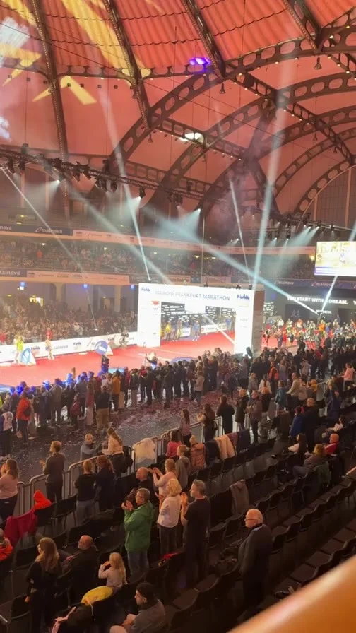 Frauen Finish mit @run_blanka_run als 2. Frau Overall! Vorher @amanal_petros 2. Mann Overall! Glückwunsch allen und viel Power allen, die noch auf der Strecke sind!!!
