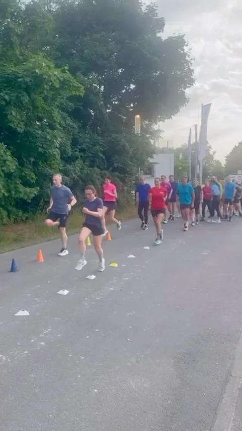 🏃‍♀️ LAUFSEMINARE MIT PETRA WASSILUK 🏃‍♂️
 
📅 Sonntag, 04.10.2026
⏰ 12:00–16:00 Uhr
📍 Landessportbund Hessen, Frankfurt am Main
 
An diesem Sonntag finden zwei Laufseminare zeitgleich statt – mit 2 Referenten:
 
🌱 BASIS-LAUFSEMINAR
Ideal für alle, die an ihrer Lauftechnik arbeiten und wichtige Grundlagen kennenlernen oder verbessern möchten.
✓ Technikgrundlagen von Kopf bis Fuß
✓ Lauf-ABC
✓ Stabilisation & Dehnung
✓ Einführung ins Belastungstraining
✓ Laufstilkorrektur mit Videoanalyse
✓ Lauftechnik & Trainingslehre
 
🔥 FORTGESCHRITTENEN-LAUFSEMINAR
Für erfahrene Läufer, die ihr Training aufs nächste Level bringen möchten.
✓ Lauf-ABC & Kraftausdauertraining
✓ Belastungs- & Intervalltraining
✓ Schrittfrequenz & Schrittlänge optimieren
✓ Intensiveres Athletiktraining
✓ Körperstatik verbessern
✓ Entspannungsmethoden für Ausdauersportler
 
💶 95 € pro Person / Seminar

Zwei Seminare. Zwei Leistungslevel. Ein gemeinsames Ziel: besser laufen. 🏃‍♀️💨
 
👉 Nähere Infos & Anmeldung direkt bei Petra Wassiluk
📧 petra.wassiluk@gmail.com
🌐 www.petra-wassiluk.de
 
#Laufseminar #PetraWassiluk #Lauftraining #Lauftechnik #Running