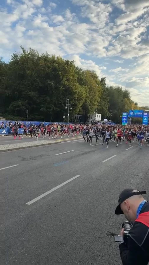 Klar – mehr Tempo und Reel-Energie:

BOOM! 💥 Der Startschuss ist gefallen! 🏃‍♀️🏃‍♂️💨
Berlin läuft – und die Stimmung ist einfach GÄNSEHAUT! 🔥🙌

42,195 km. Tausende Läufer. Ein Ziel. 🏁
LET’S GO, BERLIN! 🚀❤️

#BerlinMarathon #BerlinMarathon2026 #BerlinRuns #Marathon #Running LetsGo