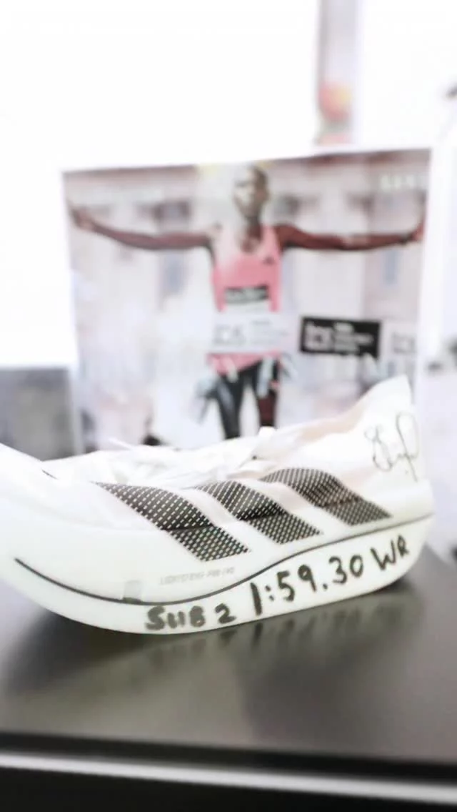 🏃‍♂️✨ Hier ist das versprochene Recap-Video vom legendären „Marathon-Weltrekord-Schuh-Abend“ rund um den neuen adidas Adizero Adios Pro Evo 3 – gemeinsam mit @philipp.pflieger und @stephan_w_scholten !
 
Mega, dass ihr alle dabei wart 🙌

Und ein riesiges Dankeschön an das gesamte Team von @adidasgermany , dass wir dieses absolute Highlight zu unserem 25-jährigen Jubiläum unseren treuen Kundinnen und Kunden präsentieren durften! ❤️
 
Was für ein Abend. Was für ein Schuh. Was für eine Community. 🔥

🎥 von @isaak_papadopoulos 
 
#frankfurterlaufshop #adidasrunning #adizero #adiosproevo3 #runningcommunity