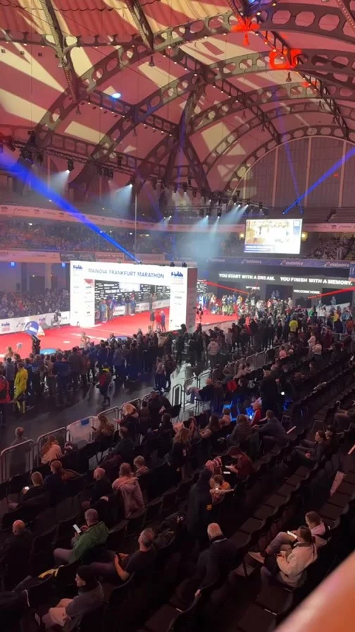Finish der Männer beim @mainovaag @frankfurtmarathon