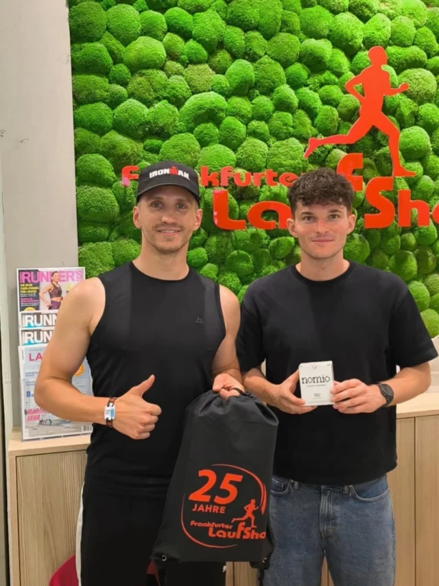 🇩🇪 DEUTSCH
💥 BÄÄÄHHHMMM an alle Starterinnen und Starter beim Mainova IRONMAN Germany! 💥
 
Kommt bei uns im Frankfurter Laufshop vorbei und sichert euch:
 
🎁 einen kostenlosen Jubiläums-Shoebag
🥤 ein 4er-Pack NOMIO (mit sehr kurzem MHD – solange der Vorrat reicht)
💧 und eine 0,5 l Flasche Rosbacher Wasser für jede Besucherin und jeden Besucher.
 
👉 Einfach euer Registrierungsband am Handgelenk zeigen.
Pro Person ist die Aktion einmalig möglich.
 
🕙 Öffnungszeiten:
📍 Donnerstag & Freitag: 10:00–19:00 Uhr
📍 Samstag: 10:00–17:00 Uhr
 
Und das Beste: Bei uns gibt’s eine richtig gute Klimaanlage – also perfekt zum kurzen Abkühlen vor dem großen Tag! ❄️
 
Wir wünschen euch allen ganz viel Erfolg beim Rennen am Sonntag! 🍀🏊🚴🏃
 
Ganz besonders drücken wir natürlich unserem Jannick die Daumen, der nach der Registrierung gleich in seine @rebootsrecovery Eistonne ist! 💪

P.S. Patrick war der ERSTE bei uns 🚀✅
 
Euer ❤️ Team vom Frankfurter Laufshop
🇬🇧 ENGLISH
💥 BÄÄÄHHHMMM to all athletes racing Mainova IRONMAN Germany! 💥
Stop by the Frankfurter Laufshop and grab your free goodies:
🎁 a free anniversary shoe bag
🥤 a 4-pack of NOMIO (short best-before date – while supplies last)
💧 plus a 0.5 L bottle of Rosbacher water for every visitor.
👉 Just show your race registration wristband.
Limited to one giveaway per athlete.
🕙 Opening hours:
📍 Thursday & Friday: 10:00 AM – 7:00 PM
📍 Saturday: 10:00 AM – 5:00 PM
Need to cool down before race day? We’ve got great air conditioning waiting for you! ❄️
We wish every one of you the very best of luck on race day this Sunday! 🍀🏊🚴🏃
A special shout-out to our own Jannick, who’ll be racing too! 💪
Your ❤️ Frankfurter Laufshop Team