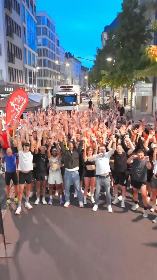 Was für ein Abend! 👟🔥

Über 150 Läuferinnen und Läufer, großartige Stimmung und On Co-Founder Caspar Coppetti mittendrin! 🏃‍♀️🏃‍♂️

Gemeinsam den neuen Cloudsurfer 3 getestet und einen besonderen Abend erlebt. ❤️

👉 Ab sofort bei uns erhältlich!

Danke an Caspar, das On-Team und unsere großartige Laufcommunity! 🙌

#FrankfurterLaufshop #OnRunning #Cloudsurfer3 #RunningFrankfurt #Montagslauftreff

🎥 @isaak_papadopoulos