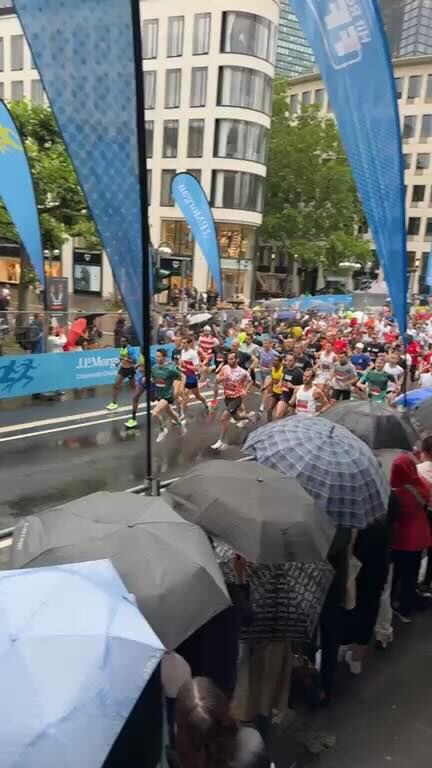 Start mit über 60.000 beim @jpmorgan Chase Lauf! Viel Spaß euch allen! Wir sind auch mit einem kleinen Team dabei!
#jpmccc
#frankfurt
#frankfurterlaufshop