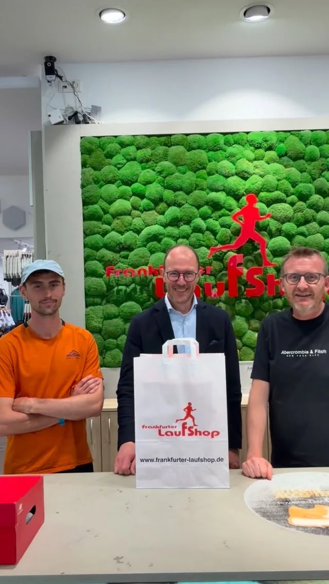 🎉 BÄHM… der Gewinner des Hauptpreises unseres 25-Jahre-Jubiläumsgewinnspiels war heute bei uns im Shop! 🥳
 
Knapp 1000 von euch haben teilgenommen — und Florian durfte heute seinen (1. Teil)-Gewinn abholen. Beraten wurde er von @aarunfast , der uns heute nochmal unterstützt hat 🙌

Herzlichen Glückwunsch nochmal, Florian! 🎊

Viel Spaß mit dem ersten Laufschuh von insgesamt 25 Paaren, die du in den nächsten 25 Jahren gewonnen hast 😄👟
 
Und danke auch für deinen Zusatzeinkauf 😉🙏
 
#25Jahre #Jubiläum #Gewinnspiel #Laufschuhe #frankfurterlaufshop FrankfurterLaufshop