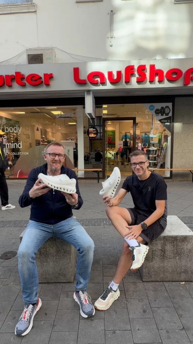 🔥 SPECIAL GUEST beim morgigen  Montagslauftreff! 🔥
 
Am Montag, 28.9., kommt Caspar Coppetti, Co-Founder & Co-CEO von On, zu uns in den Frankfurter Laufshop! 🙌🏃‍♂️
 
Und er bringt etwas Besonderes mit: den brandneuen Cloudsurfer 3 – bei uns könnt ihr ihn schon 3 Tage vor dem offiziellen Launch testen! 👟⚡
 
🕡 18:30 Uhr Testschuhausgabe
🎤 19:00 Uhr Interview mit Caspar
🏃 19:30 Uhr Run – 5 Pace-Gruppen, 8–11 km (4.30-6.30 min/km)
🥨 ab 20:30 Uhr Get-together
 
Kostenlos. Keine Anmeldung. Wechselkleidung kann deponiert werden. Einfach vorbeikommen & mitlaufen!
 
📍 Frankfurter Laufshop
Große Friedberger Str. 37–39
 
Wir freuen uns auf euch, bei BESTEM Laufwetter 🌞! 
 
#FrankfurterLaufshop #OnRunning #Cloudsurfer3 #Frankfurt #On